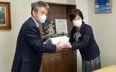 新入学児童へ鉛筆・消しゴムセットを寄贈