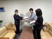 新入学児童へ鉛筆・消しゴムセットを寄贈